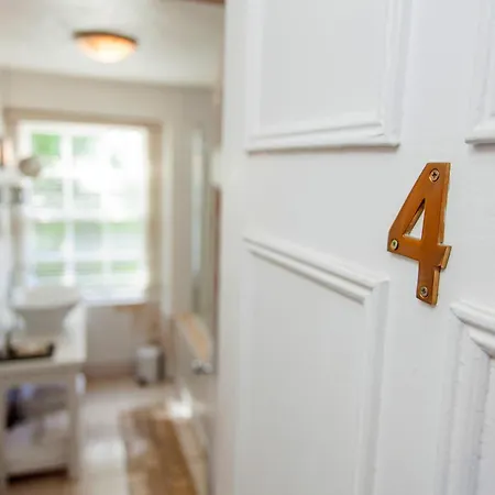 The Summer House Bed & Breakfast 4*